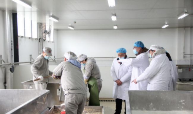 康美药业阆中子公司副总经理潘则宏到生产一线开展调研指导工